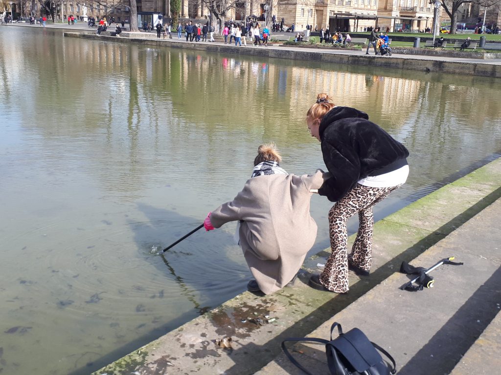 Mädels holen Müll aus dem Eckensee