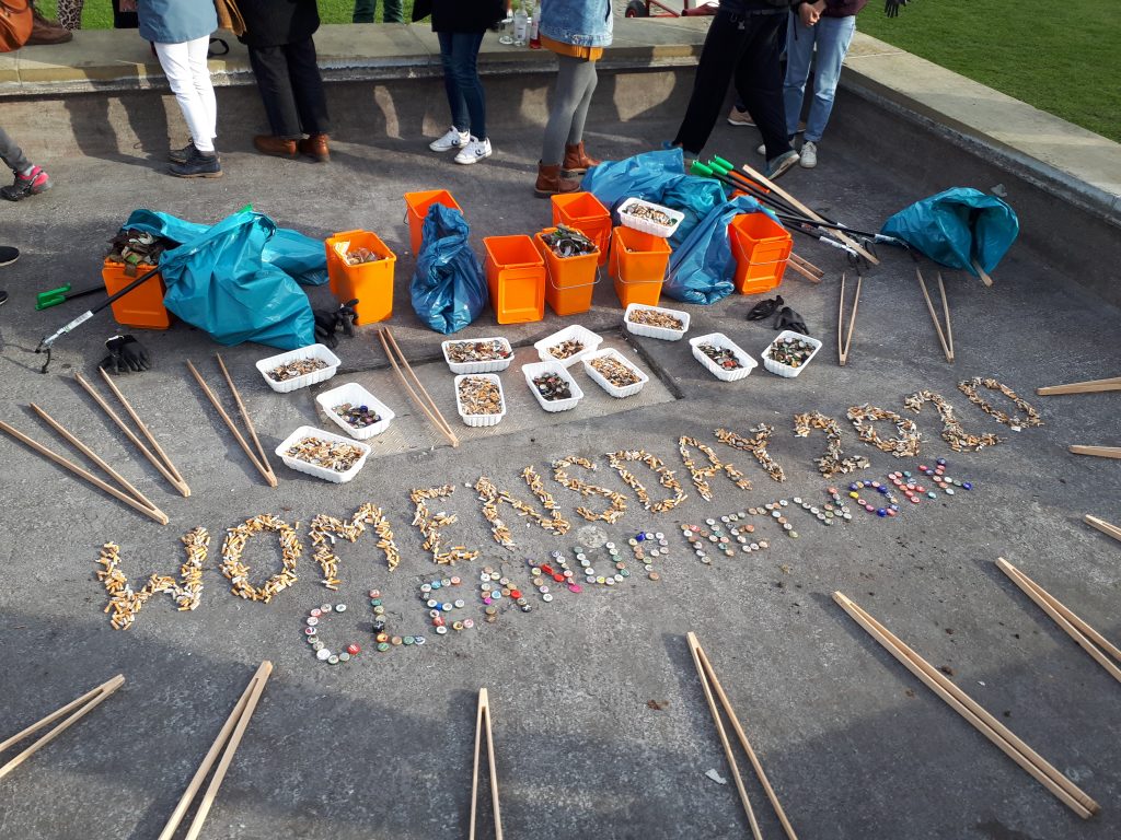 Kippen formen den Schriftzug "Womensday 2020"