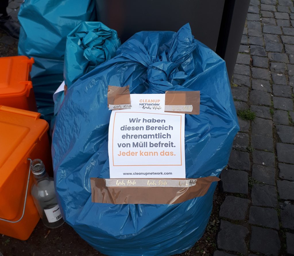 Müllsack mit "Girls rule" Aufschrift.