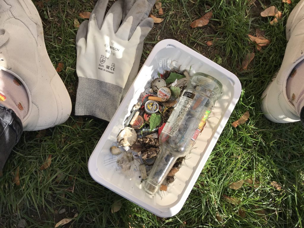 Kronkorken und Zigaretten an der Villa Berg