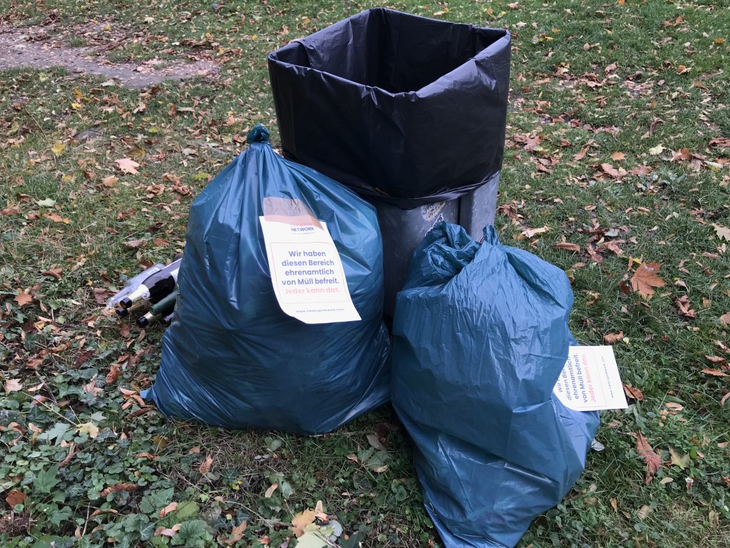 Volle Müllsäcke an der Villa Berg
