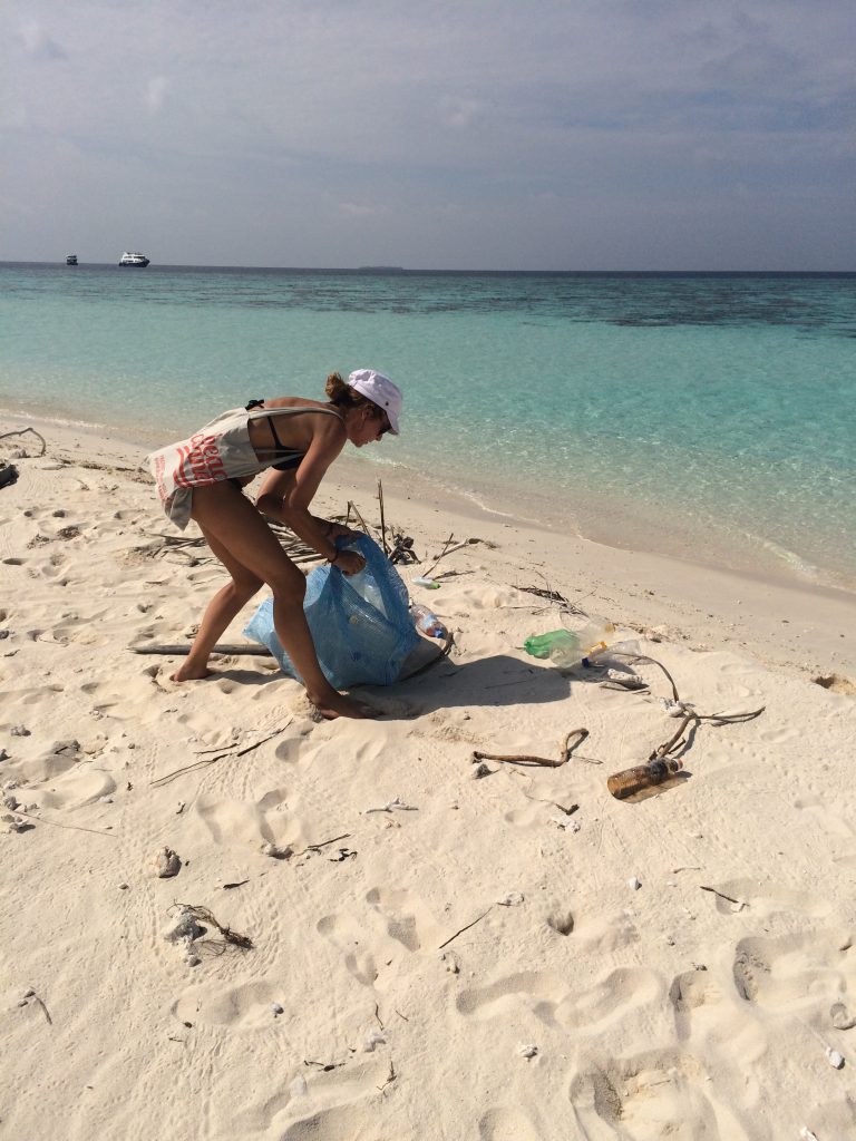 Müll am Strand sammeln