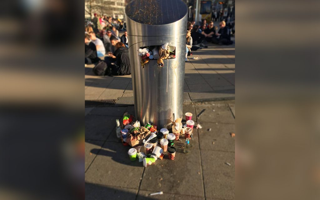 pappbecher bringen mülleimer zum überlaufen