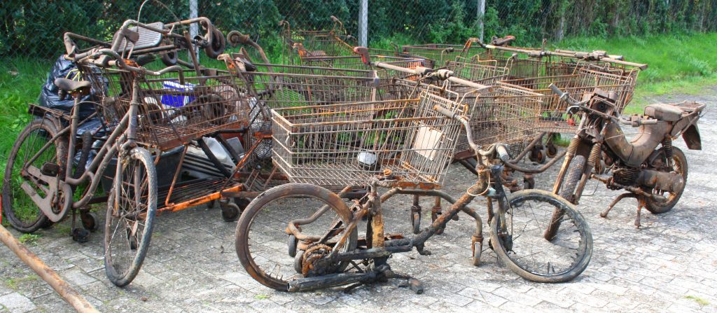 Fahrräder im Wasser entsorgt