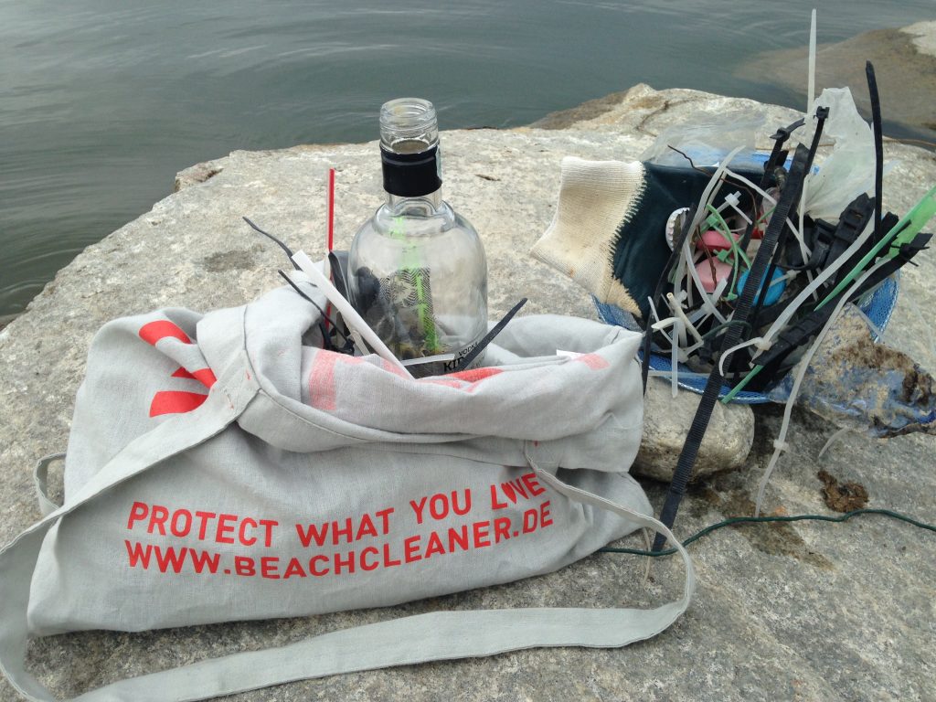 Strandtasche mit Müll